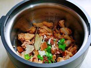 9、白萝卜汽锅鸡,加入香料。