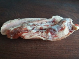 2、牛腩萝卜汤,牛腩三条解冻。