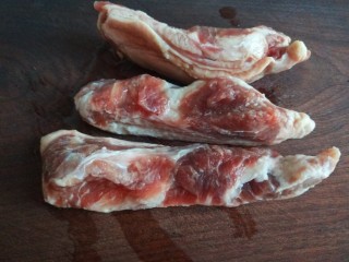 3、牛腩萝卜汤,泡洗干净在放案板。