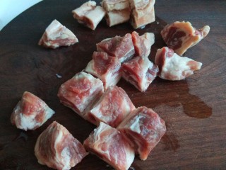 4、牛腩萝卜汤,切成小块。