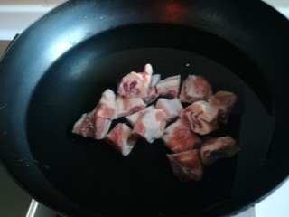 5、牛腩萝卜汤,冷水烧开加入料酒焯一下水。