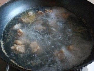 6、牛腩萝卜汤,烧开即可倒出来洗干净。