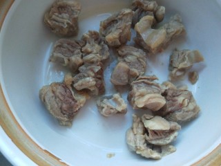 7、牛腩萝卜汤,倒入小砂锅中。