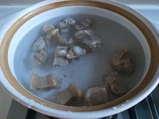 8、牛腩萝卜汤,加入一瓶矿泉水。