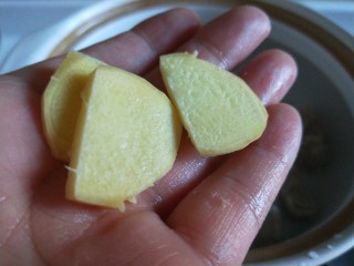 9、牛腩萝卜汤,加入姜片