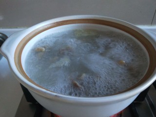 11、牛腩萝卜汤,大火烧开。