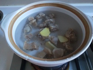 10、牛腩萝卜汤,倒入适量料酒几粒花椒，加入白糖提鲜。