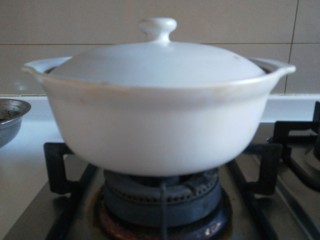 12、牛腩萝卜汤,盖上盖子转小火慢炖。