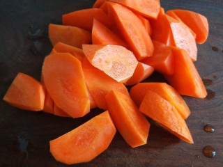 15、牛腩萝卜汤,切成滚刀块。