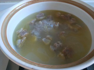 16、牛腩萝卜汤,牛肉炖出油了，肉也软了，汤汁少了可以在加。