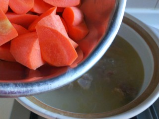 17、牛腩萝卜汤,倒入胡萝卜。