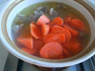 18、牛腩萝卜汤,在加入一点水煮。