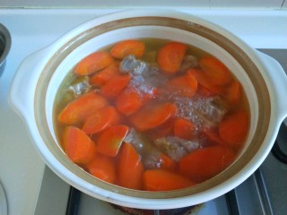 19、牛腩萝卜汤,最后放番茄。