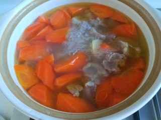 20、牛腩萝卜汤,加入适量盐关火。