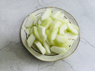 2、冬瓜猪骨汤,冬瓜去皮洗净切块