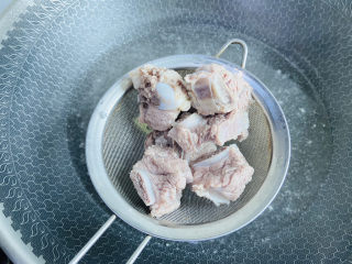 6、冬瓜猪骨汤,捞出清洗干净