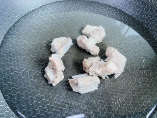 7、冬瓜猪骨汤,锅中加入清水放入排骨