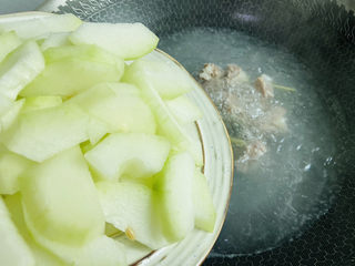 9、冬瓜猪骨汤,放入冬瓜