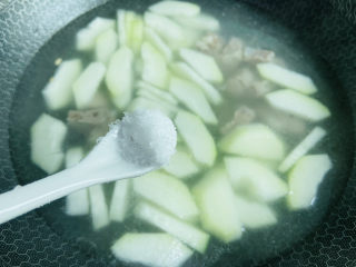 10、冬瓜猪骨汤,根据个人口味加入适量盐