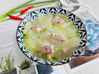 14、冬瓜猪骨汤,冬瓜猪骨汤，汤清宜人、清热消暑。