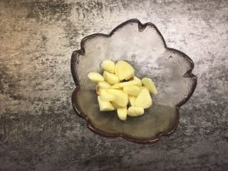 4、油焖大虾,大蒜切小片,生姜切丝