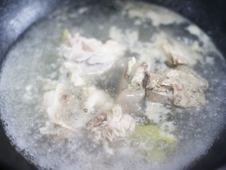 5、玉米海带筒骨汤,加适量料酒,加冷水焯去血水。