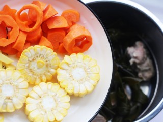 9、玉米海带筒骨汤,玉米、胡萝卜、姜片。