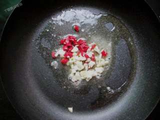 6、蚂蚁上树,锅中倒入1汤匙色拉油，油热后倒蒜末辣椒碎爆香