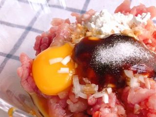 6、猪肉丸子汤,盐