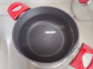 4、紫菜虾皮汤,锅内煮适量清水