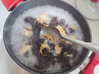 9、紫菜虾皮汤,稍稍搅拌一下