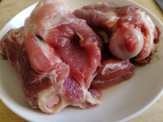 1、筒骨莲藕汤,筒骨冷水泡20分钟去血水，清水洗干净。