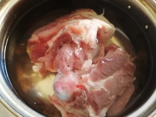 2、筒骨莲藕汤,凉水下锅。