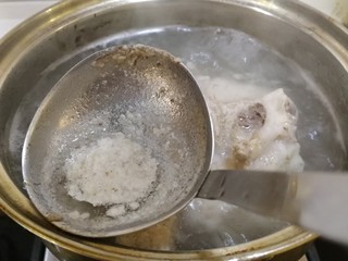 4、筒骨莲藕汤,大火煮开，撇去浮沫，煮5分钟。