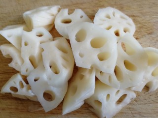 6、筒骨莲藕汤,切块儿。