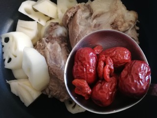 8、筒骨莲藕汤,放入洗干净的红枣和枸杞。