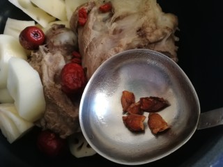 9、筒骨莲藕汤,放八角。