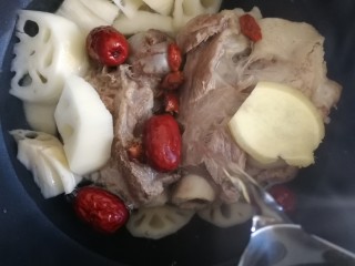 12、筒骨莲藕汤,加入足量的开水。