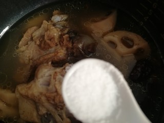 14、筒骨莲藕汤,还剩半小时的时候放一小勺盐。