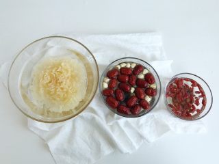 1、养生银耳汤,银耳凉水泡发 红枣和莲子冷水浸泡 枸杞稍微用凉水泡一下冲洗干净表面积尘