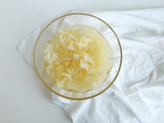 3、养生银耳汤,然后将剩下的银耳撕成小朵备用