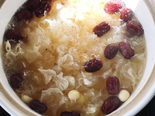 6、养生银耳汤,转中小火熬煮一个小时左右（喜欢吃脆脆的半小时左右就差不多了）