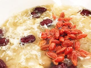 7、养生银耳汤,关火前十分钟放入枸杞