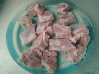 2、胡萝卜玉米排骨汤,排骨倒入清水中清洗干净