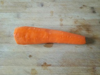 3、胡萝卜玉米排骨汤,胡萝卜去皮清洗干净