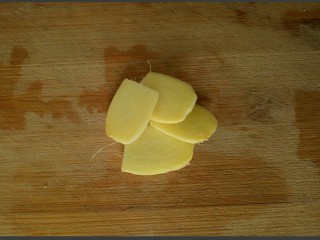 6、胡萝卜玉米排骨汤,姜切成片