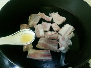 8、胡萝卜玉米排骨汤,锅中加入适量清水，冷水放入清洗好的排骨，加入半勺料酒