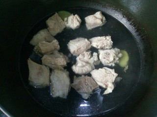 10、胡萝卜玉米排骨汤,捞出，再用热水冲洗一下