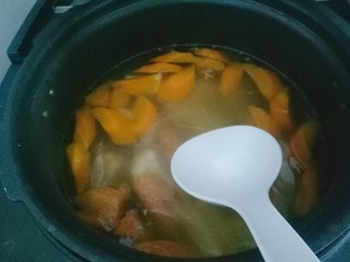 15、胡萝卜玉米排骨汤,所有程序结束后，根据自己口味加入适量盐搅拌均匀即可