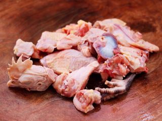 1、姬松茸板栗炖鸡汤,首先把土鸡洗净后，用刀剁成小块。